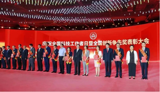 科研报国勇破“卡脖子”难题 东旭集团总工程师李青荣获全国创新争先奖 第4张