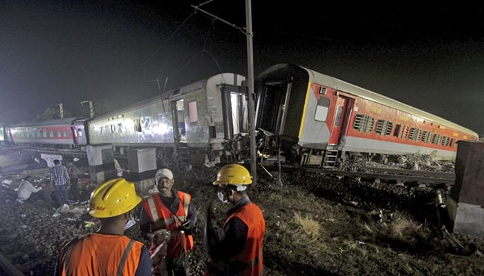 印度列车相撞已致288人遇难，政府刚宣布加大交通基建投入 第1张