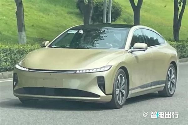 颜值超高碾压一众国产！长安启源A07路试：上市就打比亚迪汉
