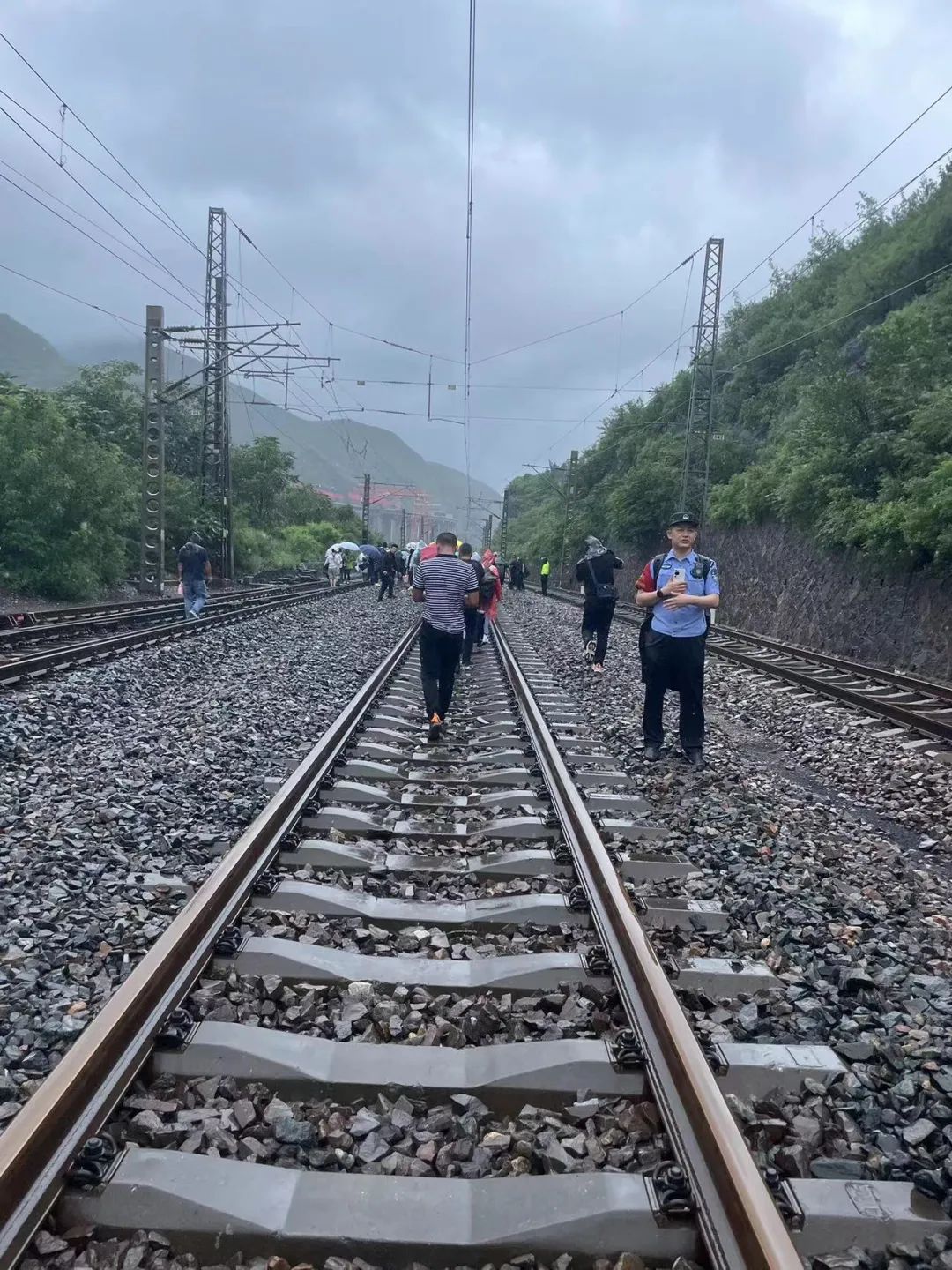 漫长的抵达：列车90小时惊险求生 第4张