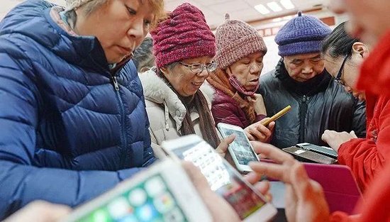 千万粉丝网红“秀才”被封背后，中老年市场的消费力有多大？ 第1张