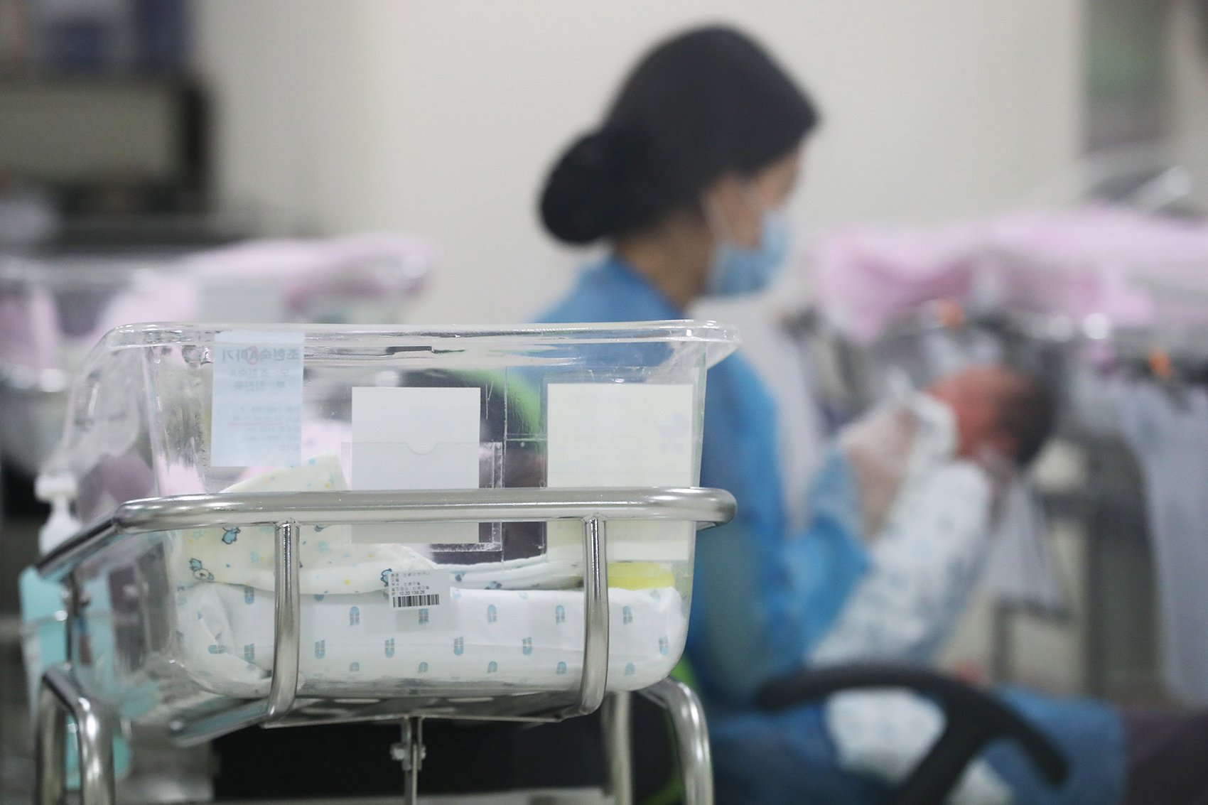 跌破700万对，结婚人数9连降！去年我国结婚人数比上年下降10.6％！25至29岁人数占比最多 第5张