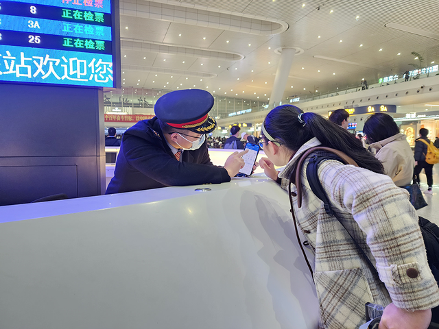 长三角铁路客流持续高位运行，今日预计发送245万人次 第2张
