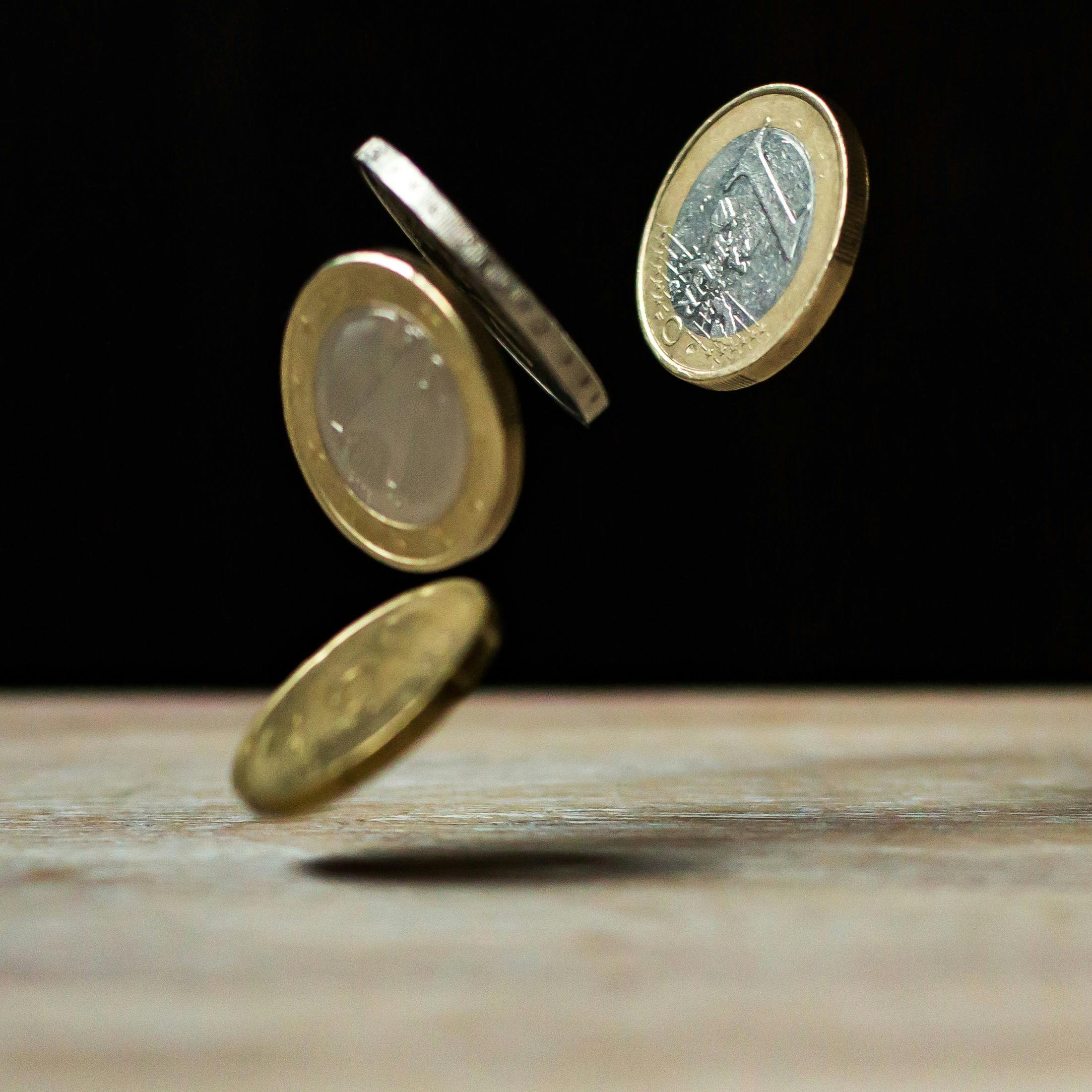如何分析市场趋势并做出贵金属投资决策？这种分析如何帮助贵金属投资者规避风险？