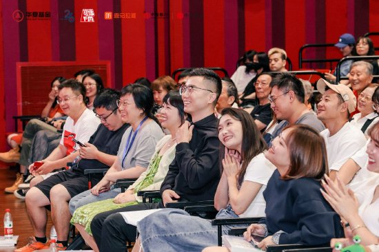 “家是我不分心的关注笼罩之地”：故事开放麦畅聊爱、选择、养老 第5张