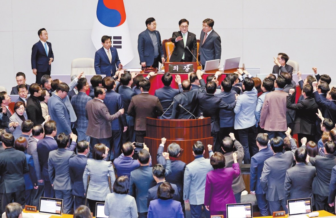执政党派高喊“无效”，媒体感叹“前所未有”，弹劾代总统加剧韩国担忧